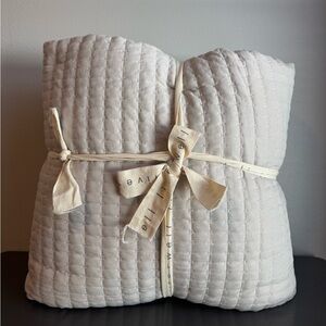 Live Well Cream King Quilt NEW